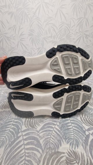 Zapatillas Nike Vomero 18 Negras Blancas