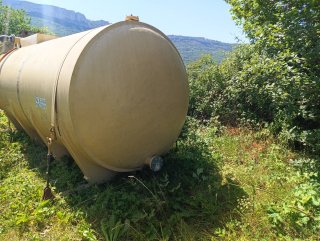 Depósito de agua grande