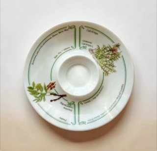 Taza y platillo de porcelana con flores