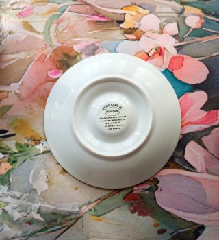 Taza y platillo de porcelana con flores