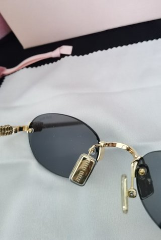 Gafas de sol Miu Miu originales modelo oval dorado