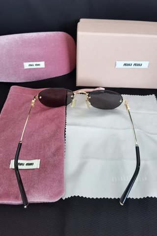 Gafas de sol Miu Miu originales modelo oval dorado