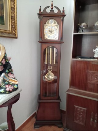 Reloj de pie antiguo de madera