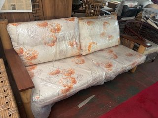 Sofa 3 plazas de bambu  con cojines