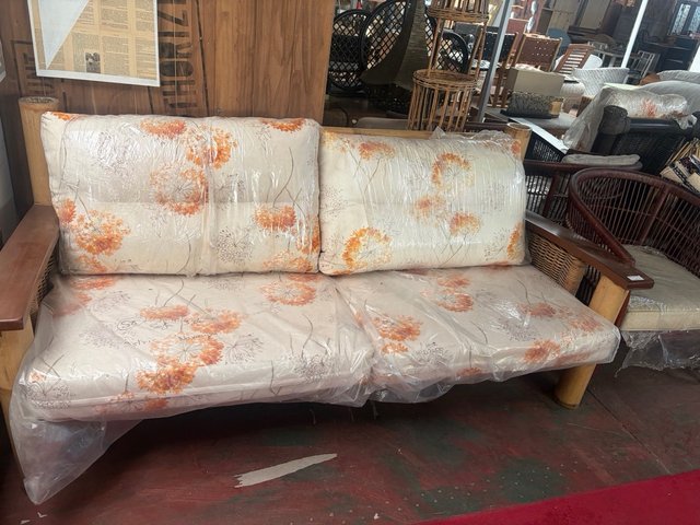 Sofa 3 plazas de bambu  con cojines