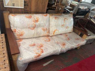 Sofa 3 plazas de bambu  con cojines