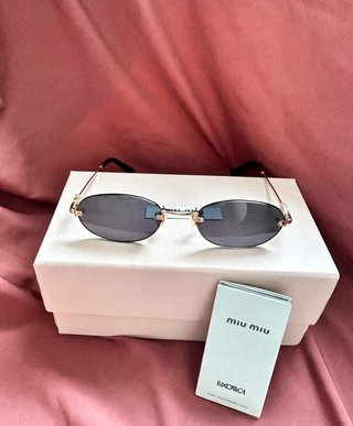 Gafas de sol Miu Miu negras y doradas