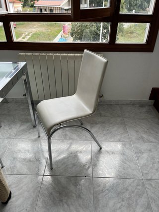 4 Sillas de comedor blancas cuero y acero.