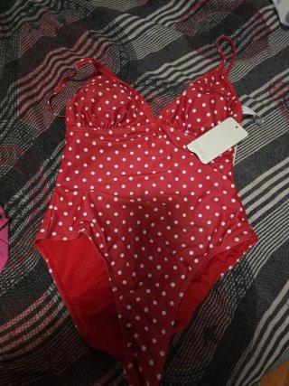 Bañador rojo lunares blancos