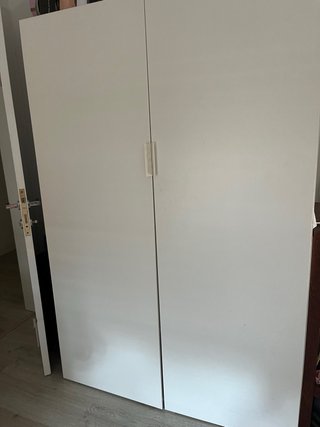 Armario blanco de madera y plástico