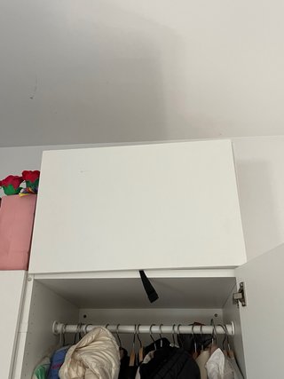 Armario blanco de madera y plástico