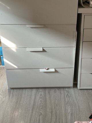Armario blanco de madera y plástico