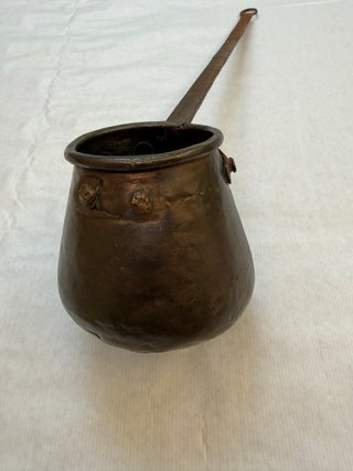 Xocolatera antiga d’aram / Chocolatera de cobre