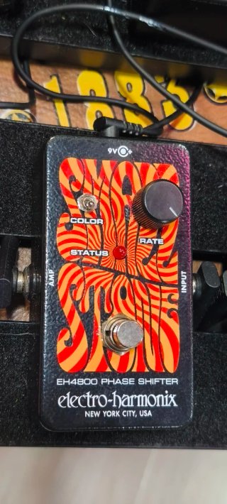 Pedalera con 9 pedales de guitarra