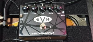 Pedalera con 9 pedales de guitarra