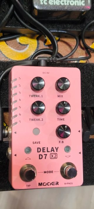 Pedalera con 9 pedales de guitarra