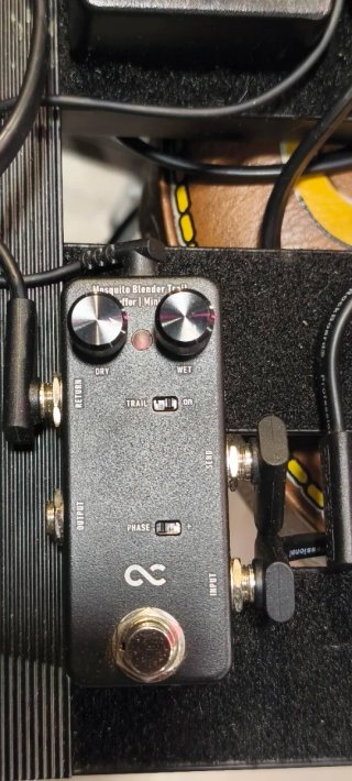 Pedalera con 9 pedales de guitarra