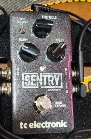 Pedalera con 9 pedales de guitarra