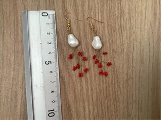 Pendientes perla barroca y cuentas rojas