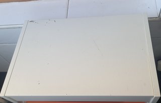Mueble organizador con 2 cubos naranjas
