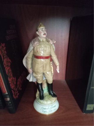 Figura de porcelana mujer y jarrón azul