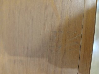 Mesa auxiliar de madera marrón