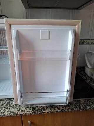 Frigorífico pequeño blanco. Puerto Real. A recoger