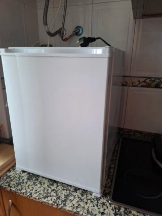 Frigorífico pequeño blanco. Puerto Real. A recoger