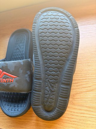 Chanclas Tenth grises y naranja