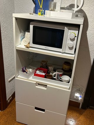 Mueble auxiliar blanco y madera