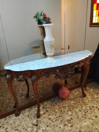 Mesa antigua de mármol y madera tallada