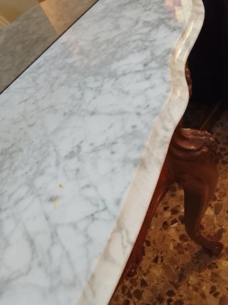 Mesa antigua de mármol y madera tallada