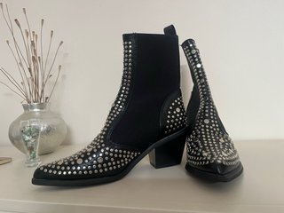 Botines negros tachuelas T-40
