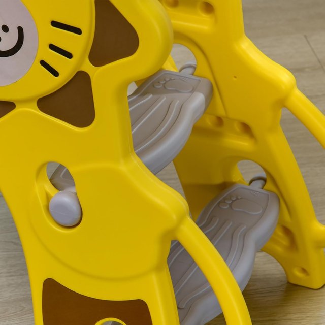 Tobogán para Niños de 18-36 Meses con Canasta de Baloncesto Lateral, Tobogán de Plástico, 131X50X74 Cm, Amarillo y Gris