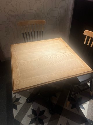 Mesa y sillas de cafetería Precio llevando todo.