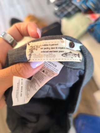 Falda gris evasé con tablas y bordado