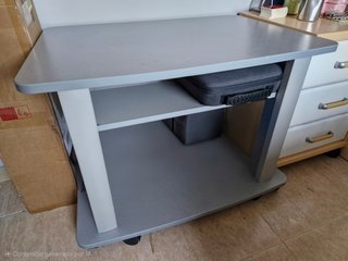 Mueble TV gris con ruedas