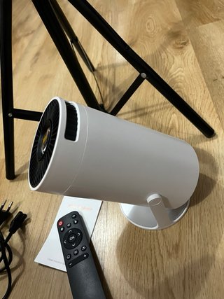 Proyector con soporte y mando