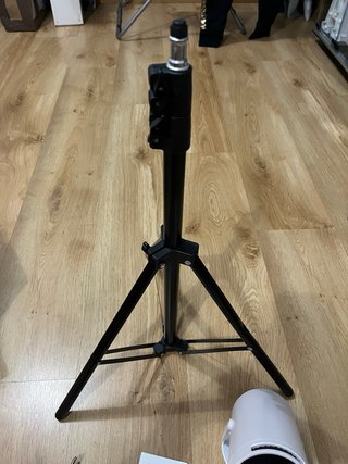 Proyector con soporte y mando