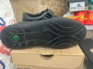 Zapatos escolares negros velcro gorila 39