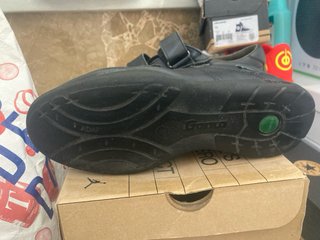 Zapatos escolares negros velcro gorila 39