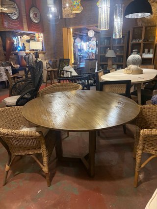 Mesa redonda de madera en liquidacion