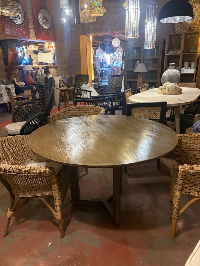 Mesa redonda de madera en liquidacion