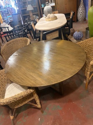 Mesa redonda de madera en liquidacion