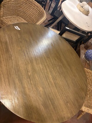 Mesa redonda de madera en liquidacion