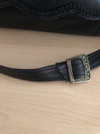Bolso de piel negro con correa cortada