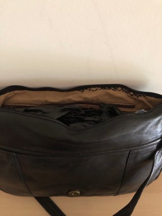 Bolso de piel negro con correa cortada