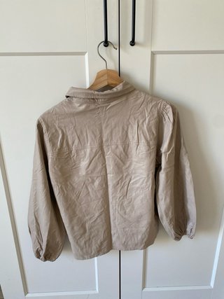 Blusa Stradivarius beige manga abullonada