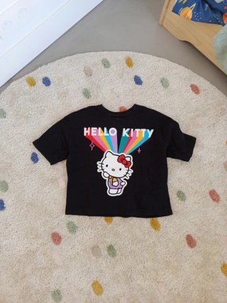 Camiseta negra Hello Kitty arcoíris