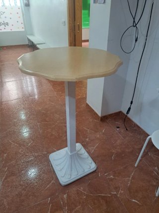 Mesa alta madera beige y blanca